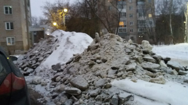 Автолюбители устроили из сквера парковку